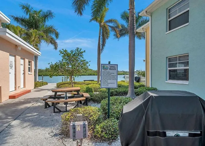 Barefoot In Indian Shores Minutes From Clearwater Apartment *