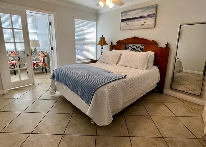 Barefoot In Indian Shores Minutes From Clearwater Apartment Clearwater Beach