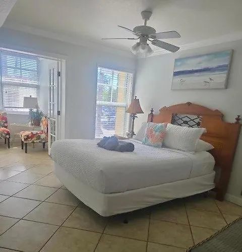 Barefoot In Indian Shores Minutes From Clearwater Apartment